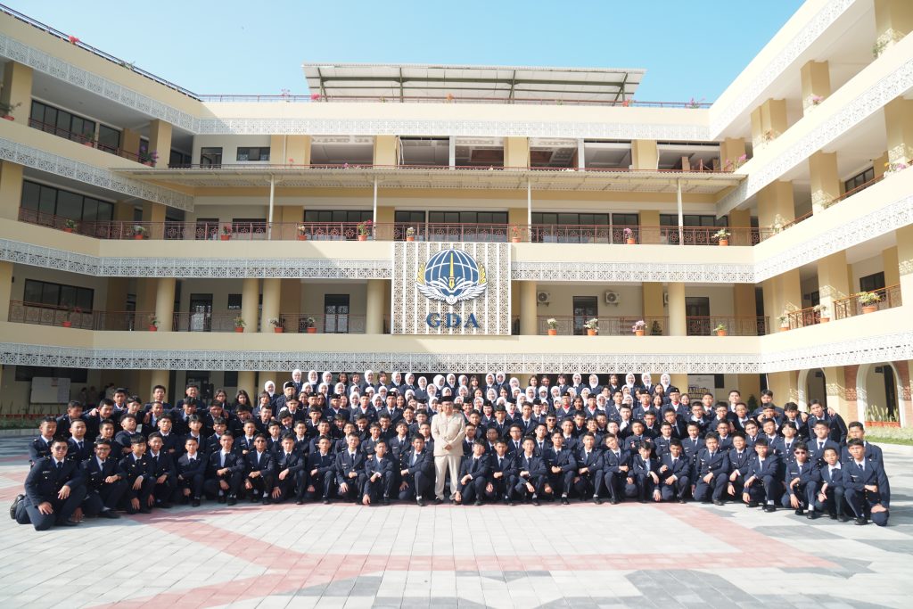 Potret Siswa-Siswi Global Darussalam Academy (GDA) dan SMA Kemala Taruna Bhayangkara (KTB) Setelah Usai Melaksanakan Upacara Memperingati Hari Kemerdekaan RI yang Ke-80